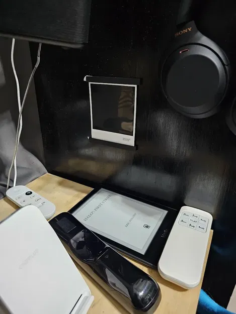 Khung treo tường cho ảnh Polaroid - Image 1