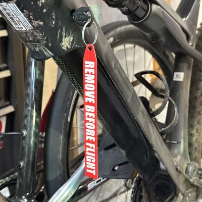 Móc khóa "Remove Before Flight"