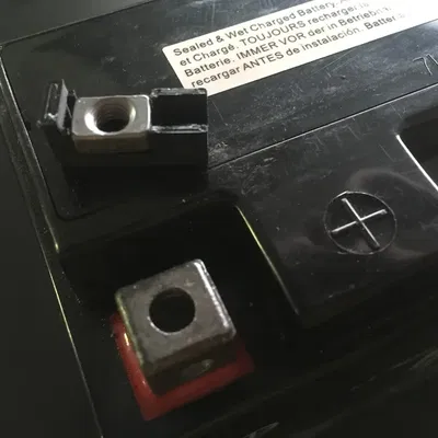 Chỗ Giữ Đai Ốc Vít Bình Ắc Quy Xe Hơi Xe Máy