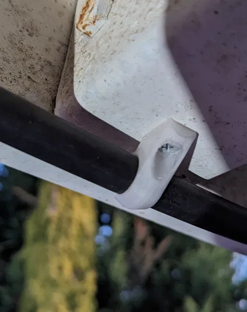 13mm poly pipe clip 90 degree - Image 3