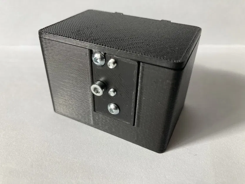 Box with latch lock mechanism - Image 1