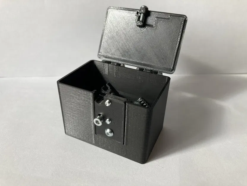 Box with latch lock mechanism - Image 2