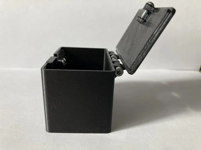 Box with latch lock mechanism - Image 3