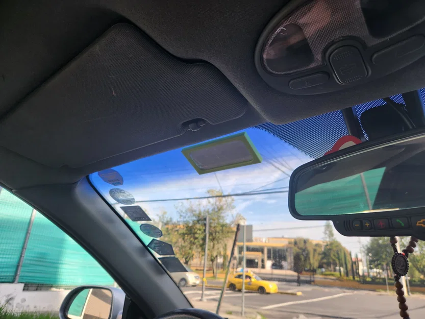 Giá đỡ tem đậu xe gắn kính lái - Image 1