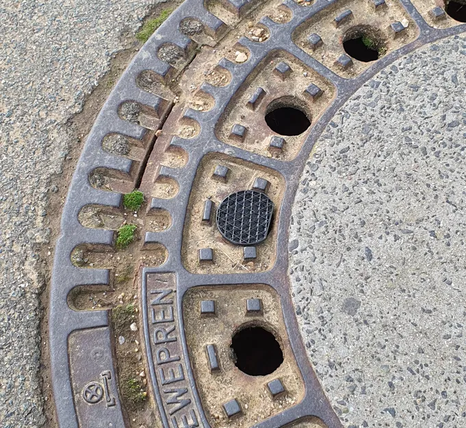 Geocache Versteck Hut für Petling in Gullideckel Geocache - Image 2