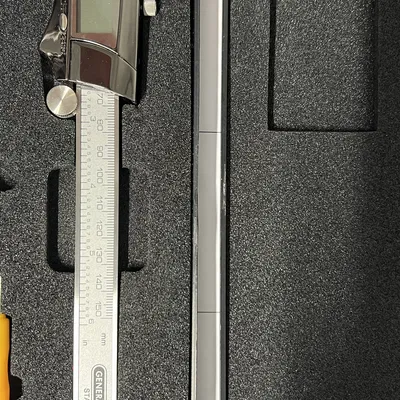 Hộp treo tường đựng thước kẹp