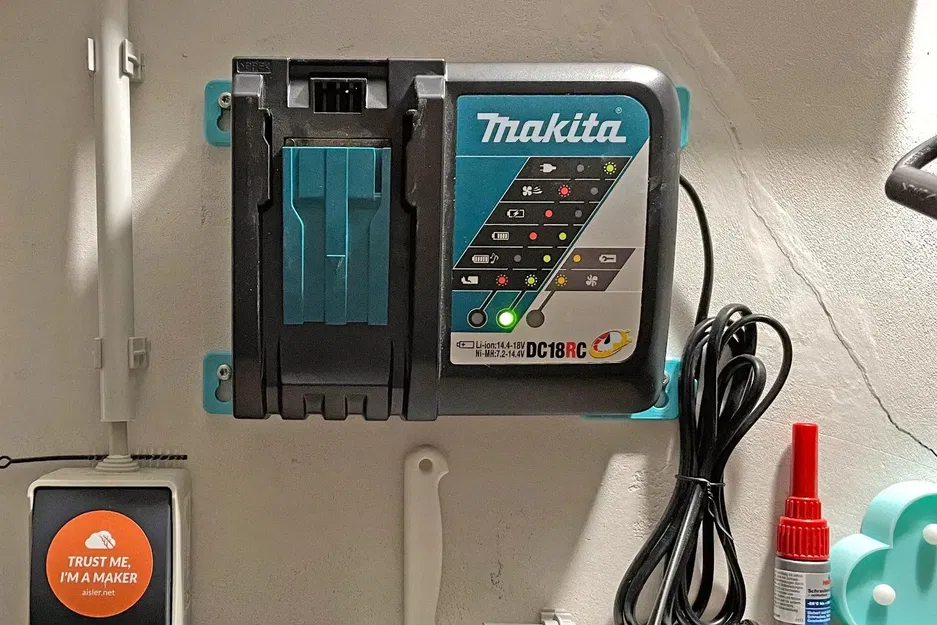 Giá treo tường cho sạc Makita DC18RC - Image 1