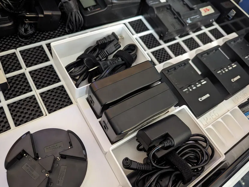 Giá Đỡ 2 Cục Sạc Dự Phòng Glorich Canon AC-E6 Gridfinity - Image 1