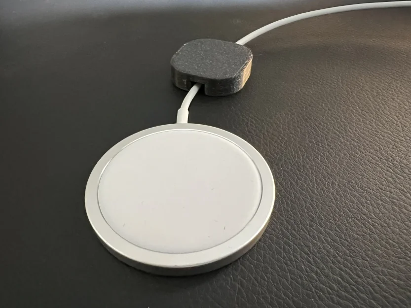Magnetic cable holder for Secret Lab desks or other magnetic tables - Image 1