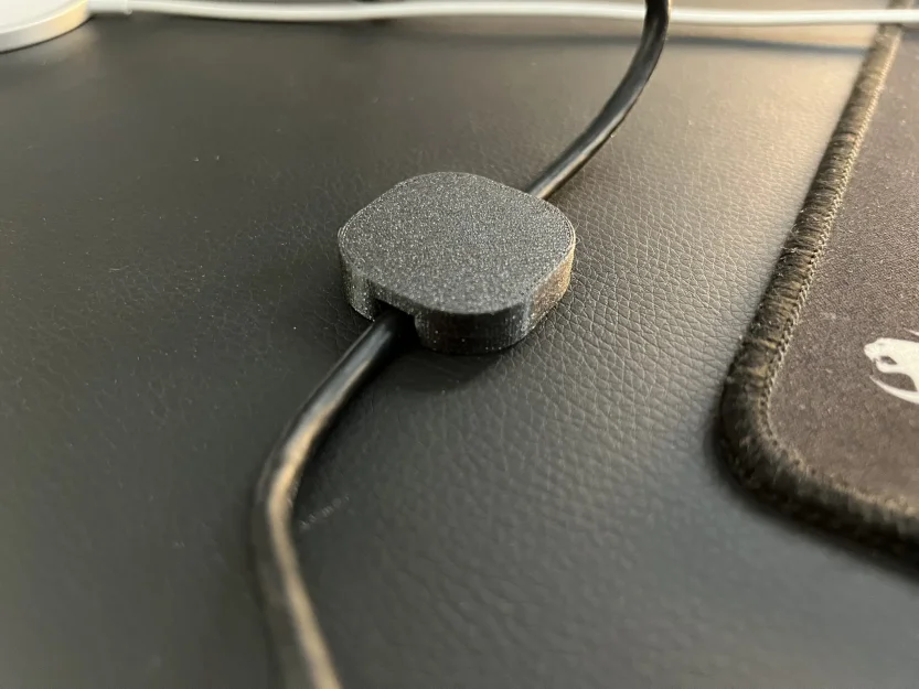 Magnetic cable holder for Secret Lab desks or other magnetic tables - Image 4