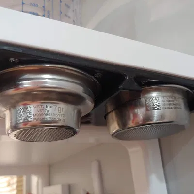 Giá đỡ rổ lọc portafilter 58mm nam châm dưới kệ