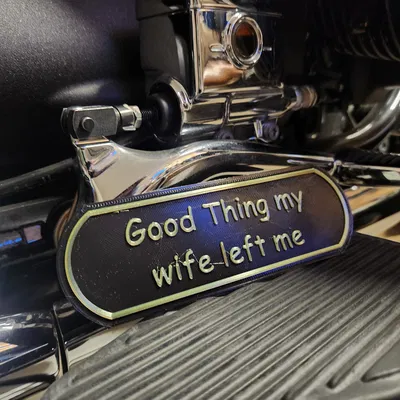 Biển hiệu Châm Ngôn Cuộc Đời Tôi "May Mà Vợ Tôi Bỏ Đi"