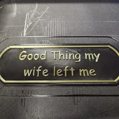 Biển hiệu Châm Ngôn Cuộc Đời Tôi "May Mà Vợ Tôi Bỏ Đi"