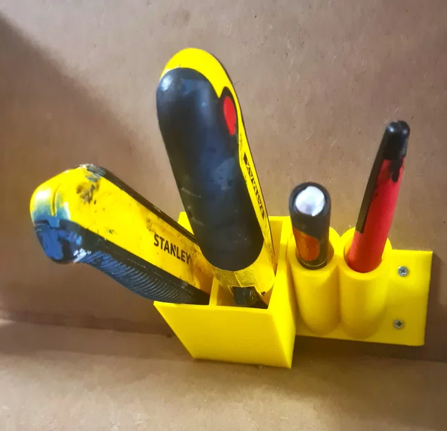 Wall mounted craft knife holder - Image 1