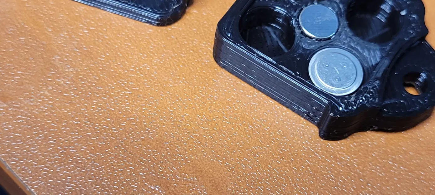 Size 13 Hearing Aid Battery Keychain (Magnet lid) - Image 1