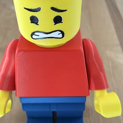 Người LEGO cầm giấy vệ sinh