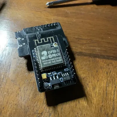 Vỏ ESP32-CAM (khe cắm thẻ micro SD và đèn LED)