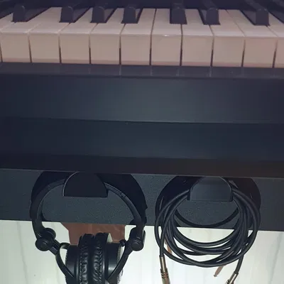 Giá đỡ tai nghe/dây cáp đàn Roland FP-30 của Jymden