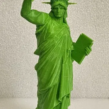 Tượng Nữ Thần Tự Do Cơ Bắp - "Beefy Liberty"