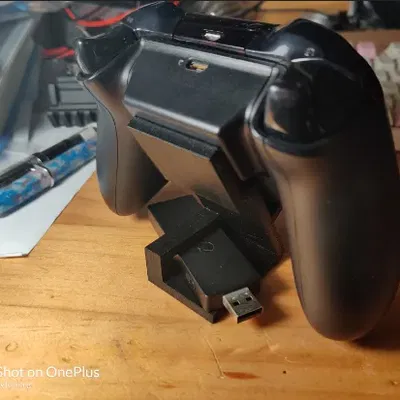 Giá đỡ tay cầm Xbox One có chỗ gắn pin