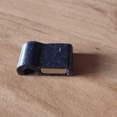 Magnetic cable clip