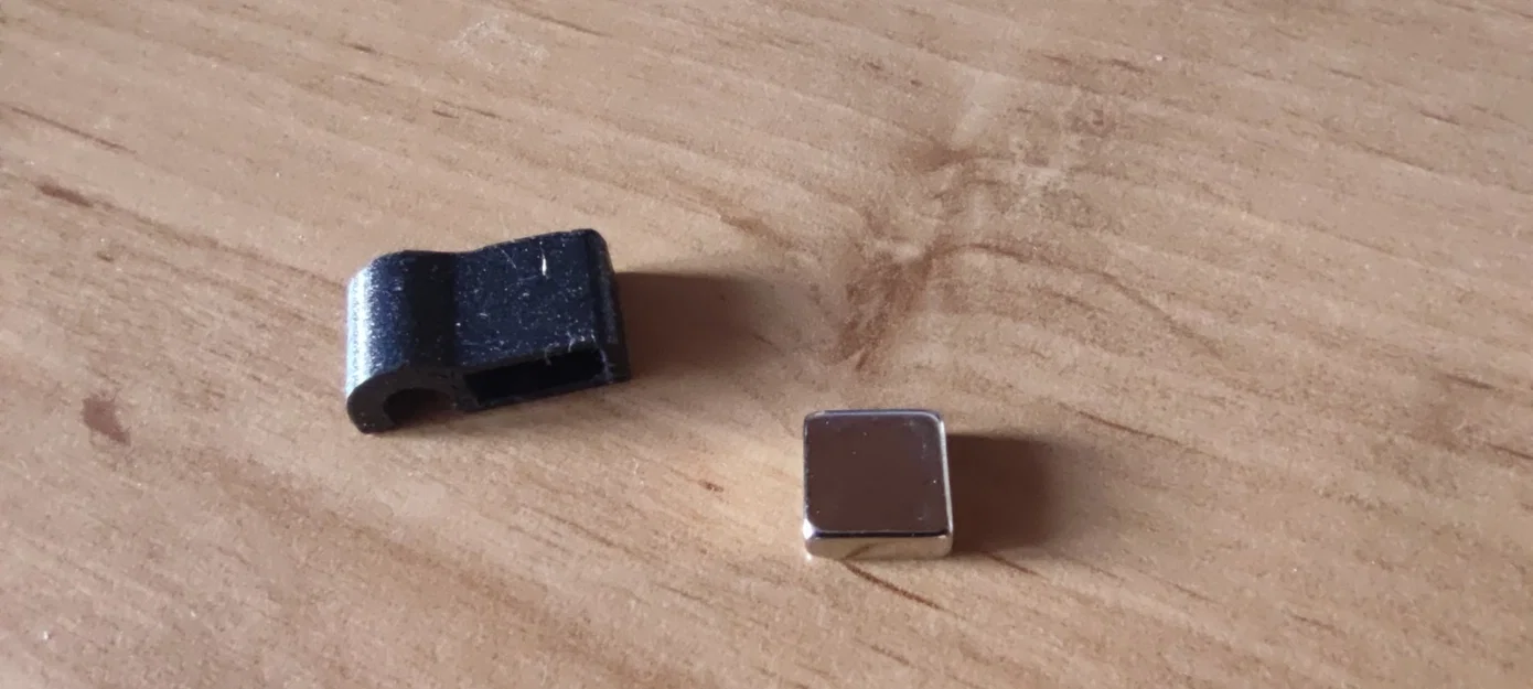 Magnetic cable clip - Image 2