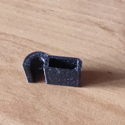 Magnetic cable clip