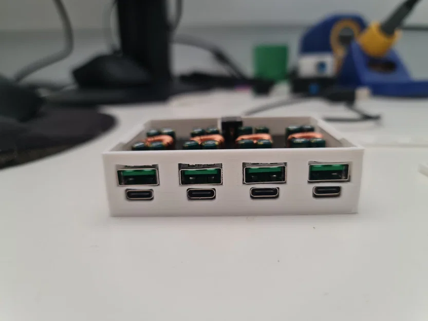 Case for 4-port USB fast charging hub - Image 1