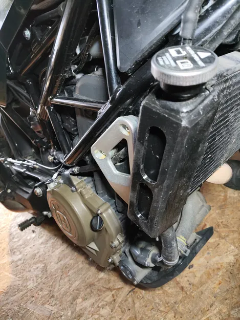 Chụp Bảo Vệ Két Nước Husqvarna Svartpilen 401 - Image 2