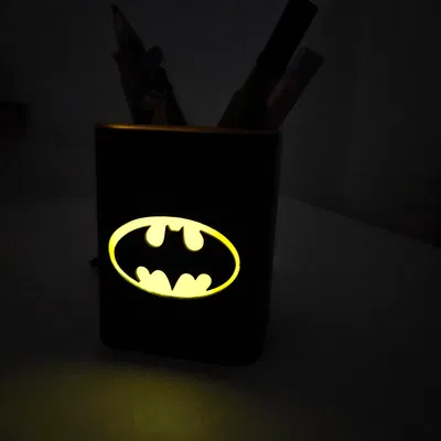 Hộp bút chì phát sáng lấy cảm hứng từ Batman