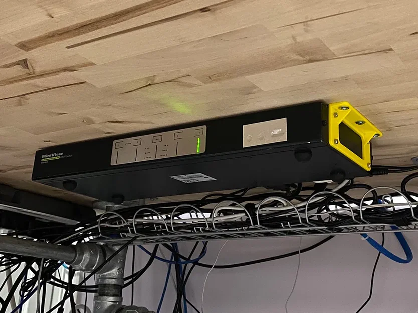 Pas Gắn Dưới Bàn Cho KVM iogear GCS1644 - Image 1