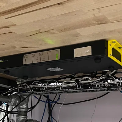 Pas Gắn Dưới Bàn Cho KVM iogear GCS1644