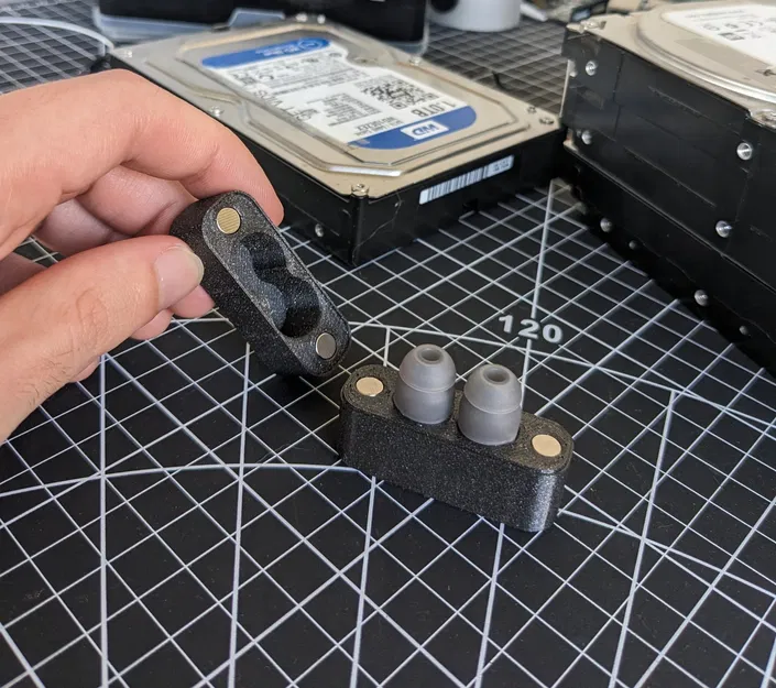 Hộp Đựng Nút Tai Có Nam Châm - Image 1