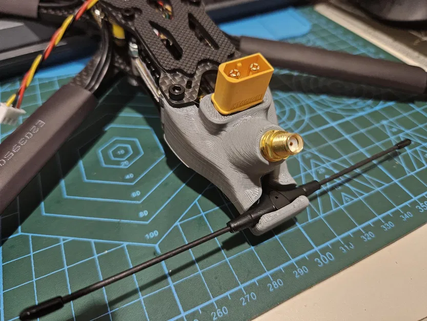 Giá đỡ ăng-ten khung carbon FPV drone APEX HD 8 inch - Image 1