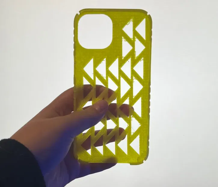 Ốp lưng iPhone 13 có họa tiết tam giác - Image 1