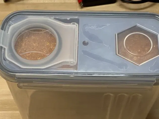 Giá Đỡ Gel Hút Ẩm Hộp Ngũ Cốc 4L - Image 2