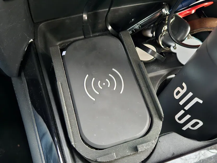 Giá Đỡ Điện Thoại Cho Hộc Cốc Xe Hơi - Có Sạc Qi CHOETECH - Image 1