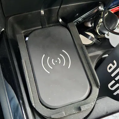 Giá Đỡ Điện Thoại Cho Hộc Cốc Xe Hơi - Có Sạc Qi CHOETECH