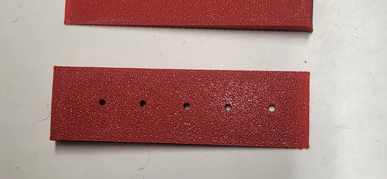 klínek s dírama - Image 1