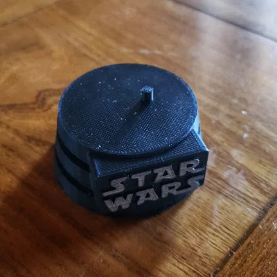 Đế theo chủ đề Star Wars cho mẫu Grogu lowpoly