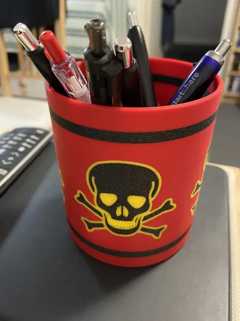 Chân Cắm Bút Hình Đầu Lâu & Xương Chéo (In Đa Màu) - Image 1