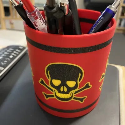 Chân Cắm Bút Hình Đầu Lâu & Xương Chéo (In Đa Màu)