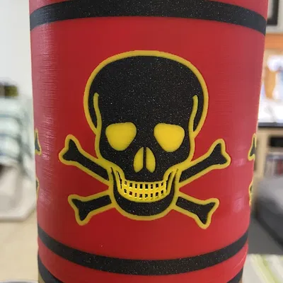 Chân Cắm Bút Hình Đầu Lâu & Xương Chéo (In Đa Màu)