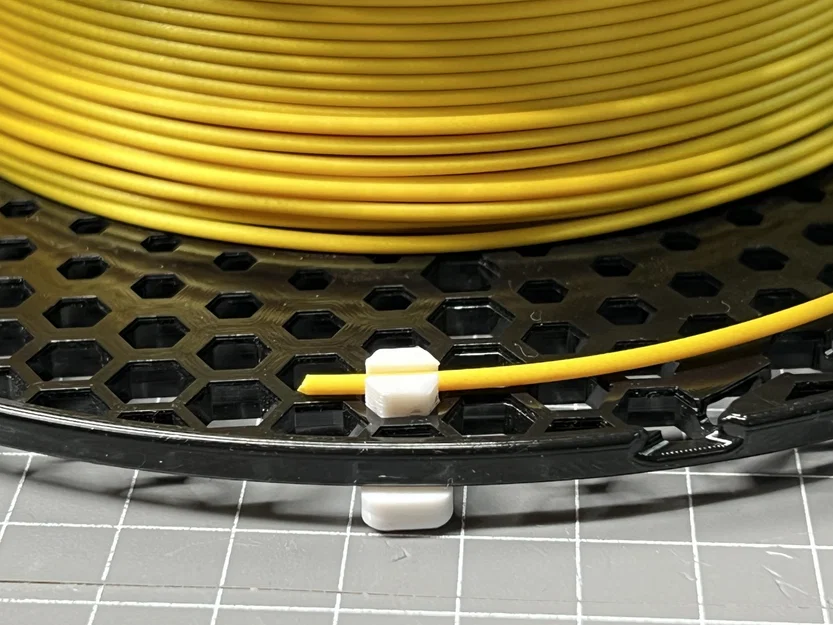 Filament Clip For Prusament Spools - Image 1