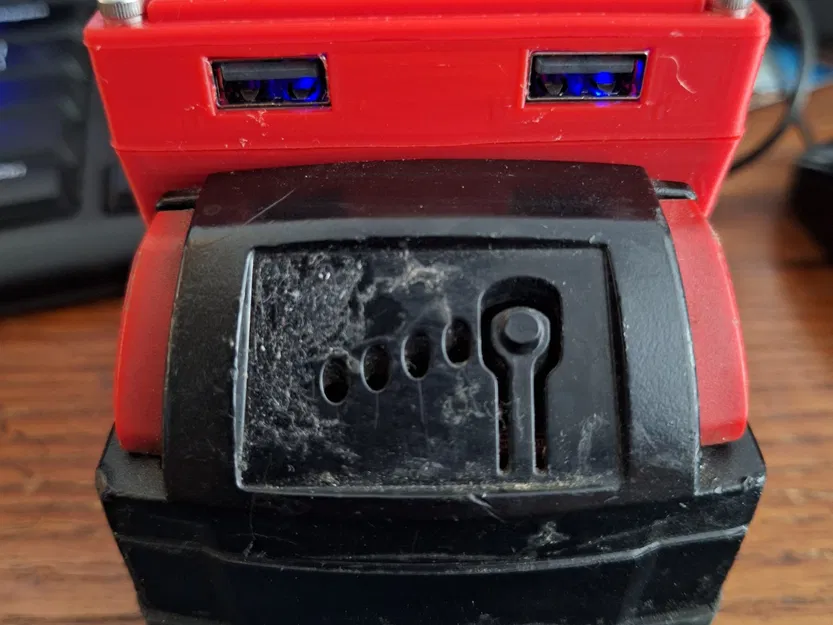 Bản sửa: Bộ chuyển đổi USB QuickCharge 3.0 Milwaukee M18 bởi Zoggee - Image 1