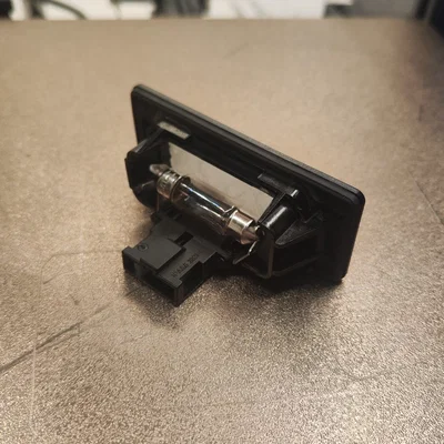 Chóa đèn Biển Số Xe Volkswagen Passat 2009