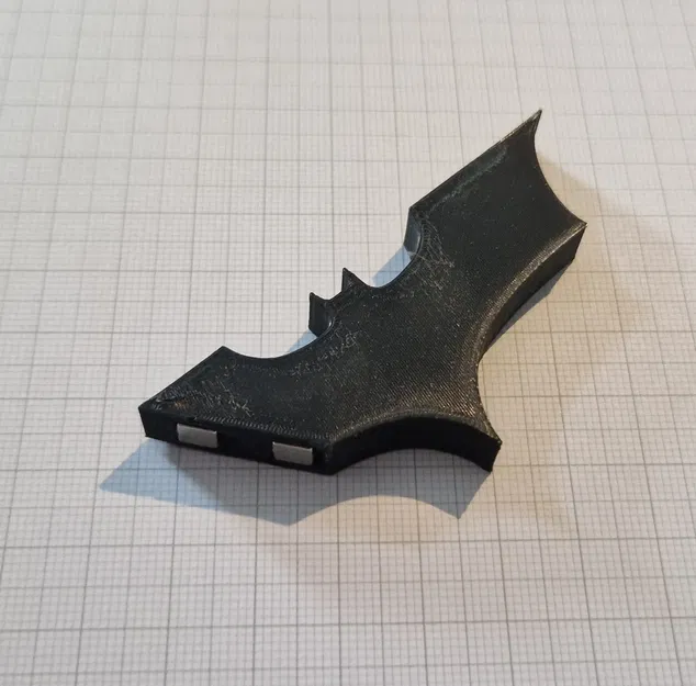 Móc khóa tủ lạnh hình Batarang (nam châm 5x5x2) - Image 2