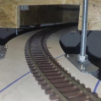 držák na tobogan do skrytého nádraží modelové železnice