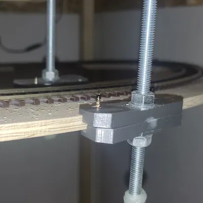 držák na tobogan do skrytého nádraží modelové železnice