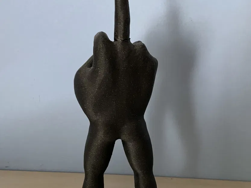 Tượng Người Thợ Tay Giơ Ngón Giữa Độc Lạ - Image 1